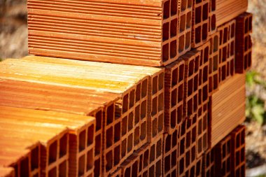 Seramik tuğlalar yığınlar halinde dizilmiş ve açık havada satılığa çıkarılmış. Yığılmış tuğlaların Ayrıntısı.