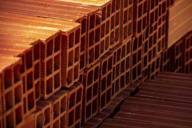 Seramik tuğlalar yığınlar halinde dizilmiş ve açık havada satılığa çıkarılmış. Yığılmış tuğlaların Ayrıntısı.