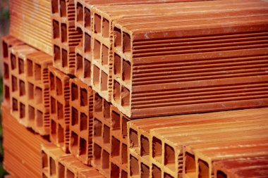 Seramik tuğlalar yığınlar halinde dizilmiş ve açık havada satılığa çıkarılmış. Yığılmış tuğlaların Ayrıntısı.