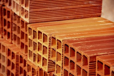 Seramik tuğlalar yığınlar halinde dizilmiş ve açık havada satılığa çıkarılmış. Yığılmış tuğlaların Ayrıntısı.