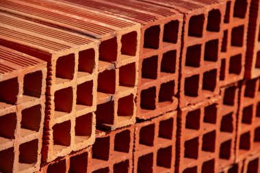 Seramik tuğlalar yığınlar halinde dizilmiş ve açık havada satılığa çıkarılmış. Yığılmış tuğlaların Ayrıntısı.