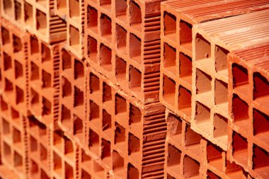 Seramik tuğlalar yığınlar halinde dizilmiş ve açık havada satılığa çıkarılmış. Yığılmış tuğlaların Ayrıntısı.