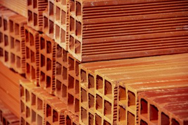 Seramik tuğlalar yığınlar halinde dizilmiş ve açık havada satılığa çıkarılmış. Yığılmış tuğlaların Ayrıntısı.