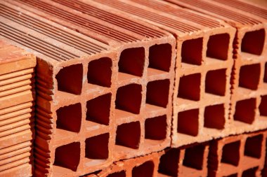 Seramik tuğlalar yığınlar halinde dizilmiş ve açık havada satılığa çıkarılmış. Yığılmış tuğlaların Ayrıntısı.