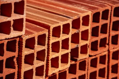 Seramik tuğlalar yığınlar halinde dizilmiş ve açık havada satılığa çıkarılmış. Yığılmış tuğlaların Ayrıntısı.