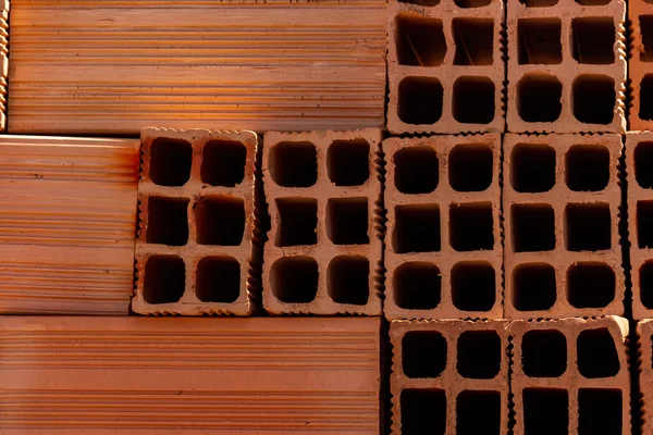 Seramik tuğlalar yığınlar halinde dizilmiş ve açık havada satılığa çıkarılmış. Yığılmış tuğlaların Ayrıntısı.