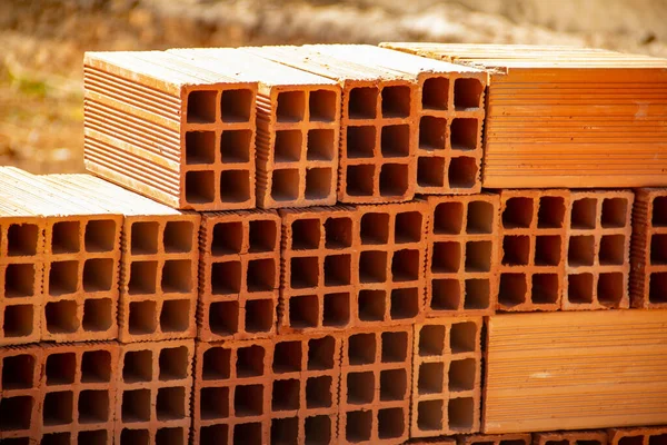 Seramik tuğlalar yığınlar halinde dizilmiş ve açık havada satılığa çıkarılmış. Yığılmış tuğlaların Ayrıntısı.