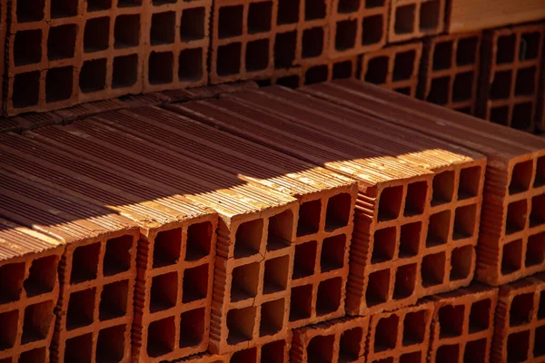 Seramik tuğlalar yığınlar halinde dizilmiş ve açık havada satılığa çıkarılmış. Yığılmış tuğlaların Ayrıntısı.