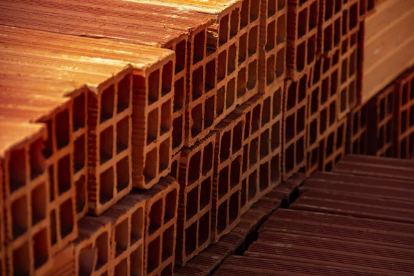 Seramik tuğlalar yığınlar halinde dizilmiş ve açık havada satılığa çıkarılmış. Yığılmış tuğlaların Ayrıntısı.