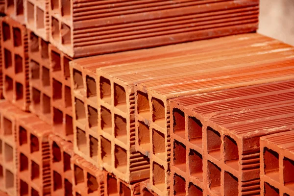 Seramik tuğlalar yığınlar halinde dizilmiş ve açık havada satılığa çıkarılmış. Yığılmış tuğlaların Ayrıntısı.