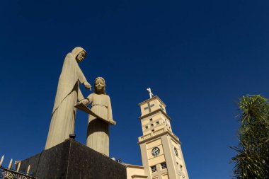 Bom Jesus da Lapa Katedrali 'nin ayrıntıları. Arka planda aziz ve mavi bir gökyüzü resmi var..