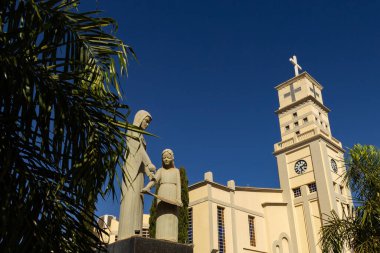 Bom Jesus da Lapa Katedrali 'nin ayrıntıları. Arka planda aziz ve mavi bir gökyüzü resmi var..