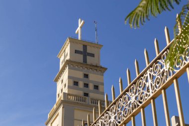 Anpolis şehrindeki Bom Jesus da Lapa Katedrali 'nin arka planında mavi gökyüzü ve şebeke detaylarıyla.