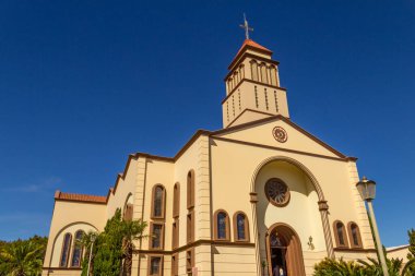 Arka planda mavi gökyüzü olan kilisenin yan görüntüsü. Goias, Anapolis 'teki Sao Francisco de Assis Parish..