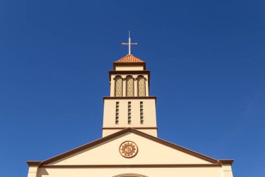 Arka planda mavi gökyüzü olan kilisenin ayrıntıları. Goias, Anapolis 'teki Sao Francisco de Assis Parish..