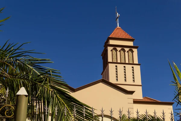 Arka planda mavi gökyüzü olan kilisenin ayrıntıları. Goias, Anapolis 'teki Sao Francisco de Assis Parish..