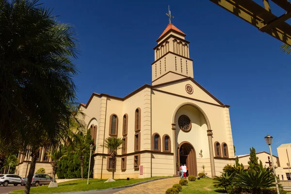Arka planda mavi gökyüzü olan kilisenin yan görüntüsü. Goias, Anapolis 'teki Sao Francisco de Assis Parish..