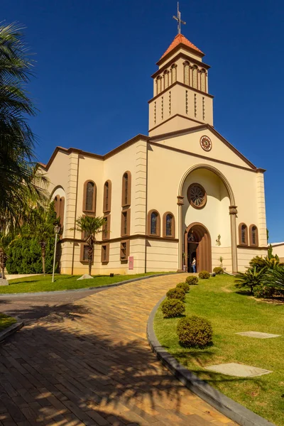 Arka planda mavi gökyüzü olan kilisenin yan görüntüsü. Goias, Anapolis 'teki Sao Francisco de Assis Parish..