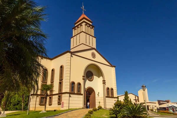 Arka planda mavi gökyüzü olan kilisenin yan görüntüsü. Goias, Anapolis 'teki Sao Francisco de Assis Parish..