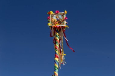 Haziran partisinin bayrak direği. Aziz John 'la bayrak direği. Mastro com bandeira de Sao Joao ou deFestas Juninas.