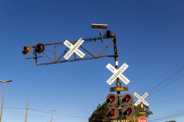 Demiryolu geçidi. Yolda 1 Raylı Tren Geçidi tabelası.