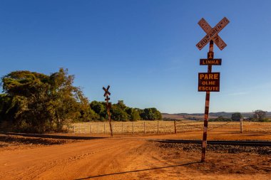 Demiryolu geçidi. Yolda 1 Raylı Tren Geçidi tabelası.