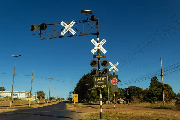 Σιδηροδρομική Διασταύρωση Σήμα Σιδηροδρομικής Διέλευσης Τροχιάς Επί Της Οδού — Φωτογραφία Αρχείου