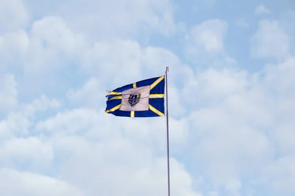 Anapoliská Městská Vlajka Vlající Větru Zataženou Oblohou Pozadí Fotografie Pořízená — Stock fotografie