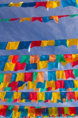 Haziran partisi için mavi gökyüzünde kumaş bayraklı birkaç çamaşır ipi - tipik Brezilya festivali. 