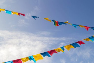 Haziran Partisi için mavi gökyüzüne karşı kumaş flama ile bazı çamaşır ipleri - tipik Brezilya partisi. Quadrilha. Haziran kutlaması..