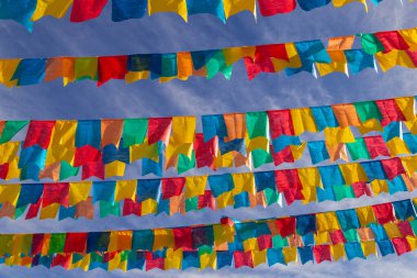 Haziran partisi için mavi gökyüzünde kumaş bayraklı birkaç çamaşır ipi - tipik Brezilya festivali. 