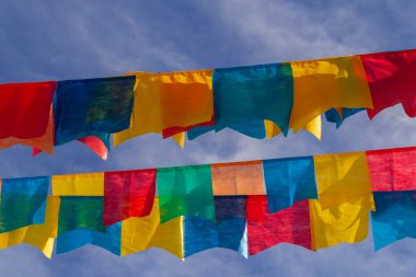 Haziran Partisi için mavi gökyüzüne karşı kumaş flama ile bazı çamaşır ipleri - tipik Brezilya partisi. Quadrilha. Haziran kutlaması..