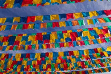 Haziran partisi için mavi gökyüzünde kumaş bayraklı birkaç çamaşır ipi - tipik Brezilya festivali. 