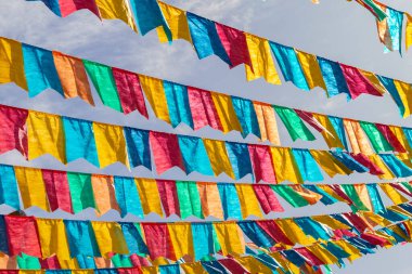 Haziran partisi için mavi gökyüzünde kumaş bayraklı birkaç çamaşır ipi - tipik Brezilya festivali. 
