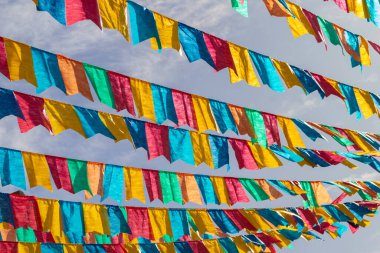 Haziran partisi için mavi gökyüzünde kumaş bayraklı birkaç çamaşır ipi - tipik Brezilya festivali. 