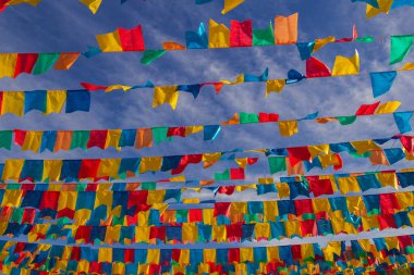 Haziran partisi için mavi gökyüzünde kumaş bayraklı birkaç çamaşır ipi - tipik Brezilya festivali. 