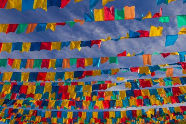 Haziran partisi için mavi gökyüzünde kumaş bayraklı birkaç çamaşır ipi - tipik Brezilya festivali. 
