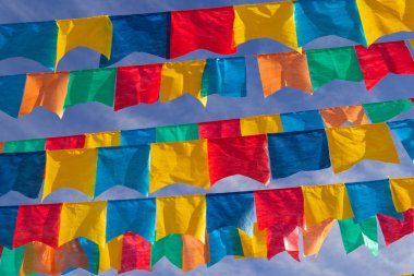 Haziran partisi için mavi gökyüzünde kumaş bayraklı birkaç çamaşır ipi - tipik Brezilya festivali. 