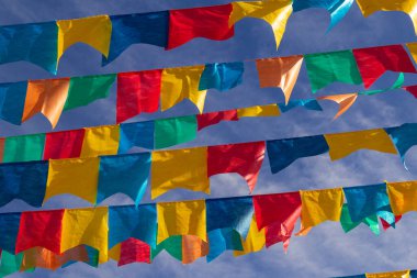 Haziran partisi için mavi gökyüzünde kumaş bayraklı birkaç çamaşır ipi - tipik Brezilya festivali. 