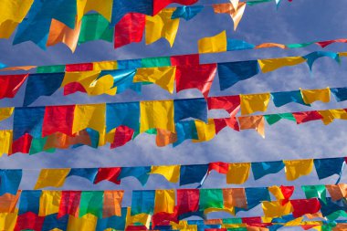 Haziran partisi için mavi gökyüzünde kumaş bayraklı birkaç çamaşır ipi - tipik Brezilya festivali. 