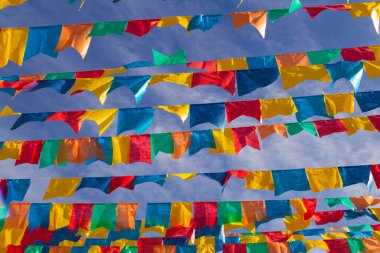 Haziran partisi için mavi gökyüzünde kumaş bayraklı birkaç çamaşır ipi - tipik Brezilya festivali. 