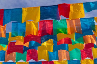 Haziran partisi için mavi gökyüzünde kumaş bayraklı birkaç çamaşır ipi - tipik Brezilya festivali. 