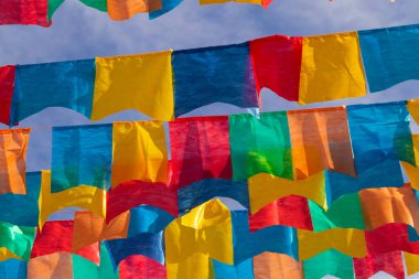 Haziran partisi için mavi gökyüzünde kumaş bayraklı birkaç çamaşır ipi - tipik Brezilya festivali. 