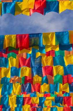 Haziran partisi için mavi gökyüzünde kumaş bayraklı birkaç çamaşır ipi - tipik Brezilya festivali. 