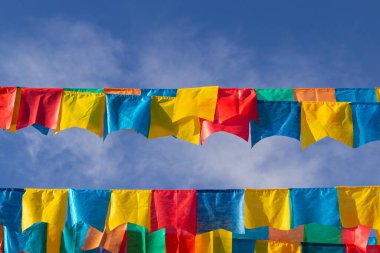 Haziran Partisi için mavi gökyüzüne karşı kumaş flama ile bazı çamaşır ipleri - tipik Brezilya partisi. Quadrilha. Haziran kutlaması..