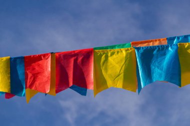 Haziran Partisi için mavi gökyüzüne karşı kumaş flama ile bazı çamaşır ipleri - tipik Brezilya partisi. Quadrilha. Haziran kutlaması..