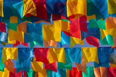 Haziran partisi için mavi gökyüzünde kumaş bayraklı birkaç çamaşır ipi - tipik Brezilya festivali. 