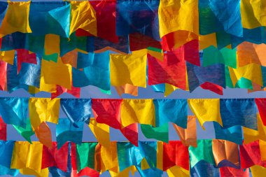 Haziran partisi için mavi gökyüzünde kumaş bayraklı birkaç çamaşır ipi - tipik Brezilya festivali. 