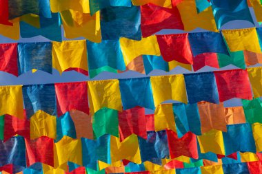 Haziran partisi için mavi gökyüzünde kumaş bayraklı birkaç çamaşır ipi - tipik Brezilya festivali. 