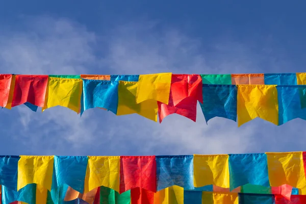 Haziran Partisi için mavi gökyüzüne karşı kumaş flama ile bazı çamaşır ipleri - tipik Brezilya partisi. Quadrilha. Haziran kutlaması..